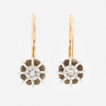 Örhängen, med briljantslipade diamanter.