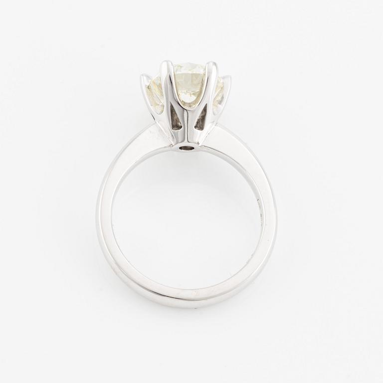 Ring, with cushion-cut diamond.