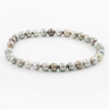 Collier med doserade odlade barocka Tahitipärlor, lås 18K guld.