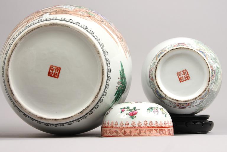 URNOR, 3 st, porslin, Kina, 1900-talets andra hälft.