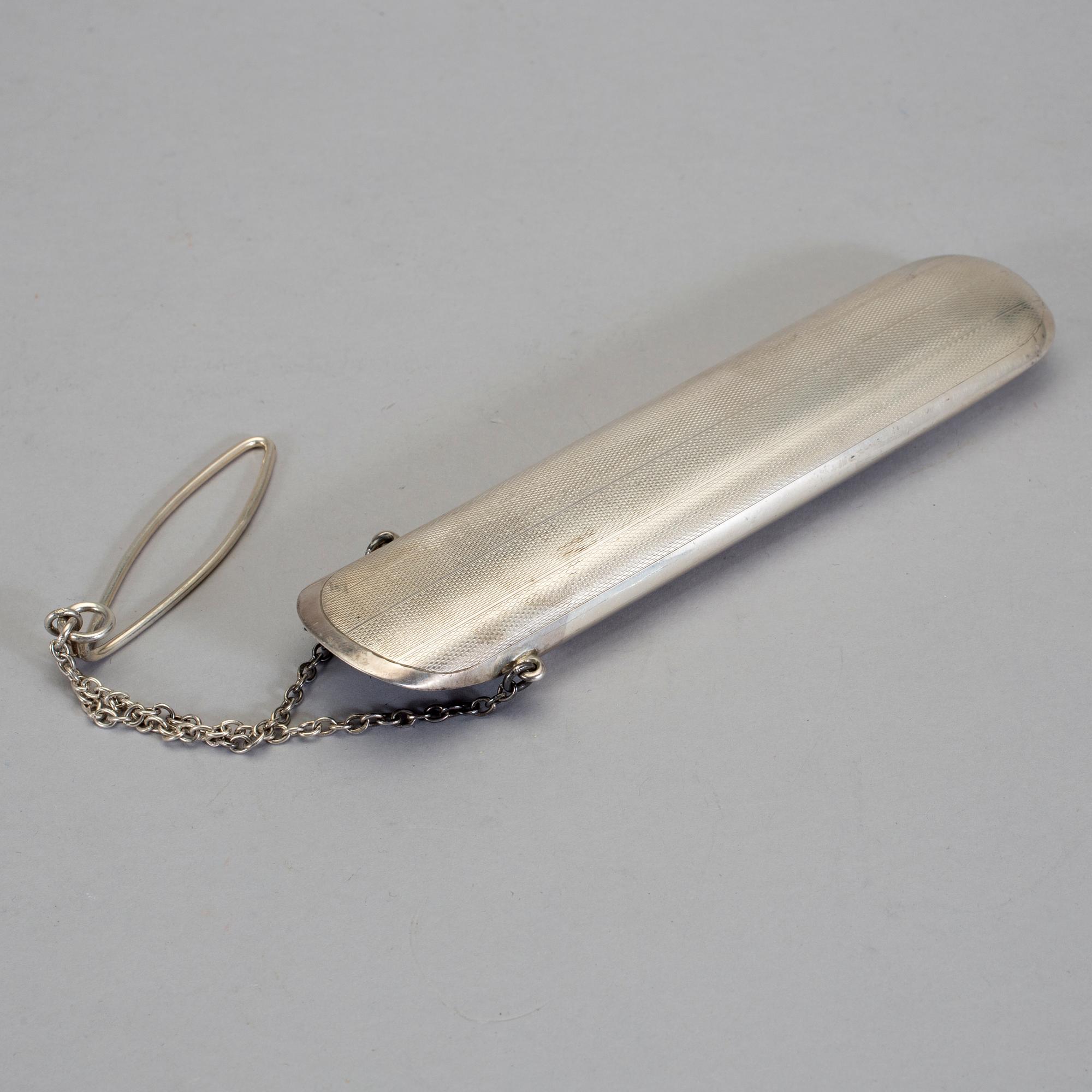 GLASÖGON, 2 st samt fodral, silver resp guld, samt FODRAL, silver. Engelska resp svenska silverstämplar.