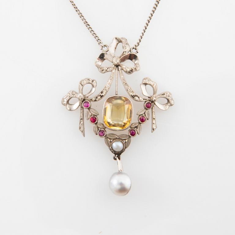 Necklace of 8K white gold and silver in the form of bows with citrine, cultured pearls, and synthetic rubies.
