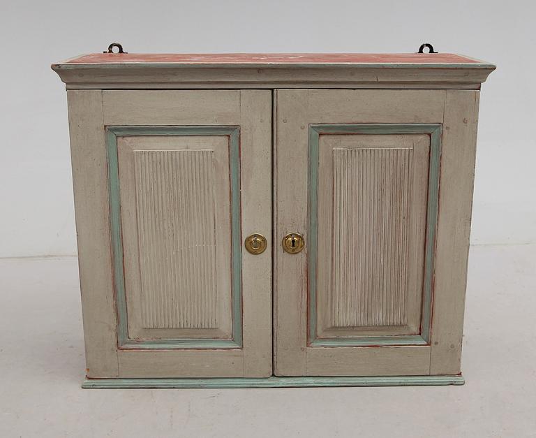 HÄNGSKÅP, allmoge, 1800-talets andra hälft.