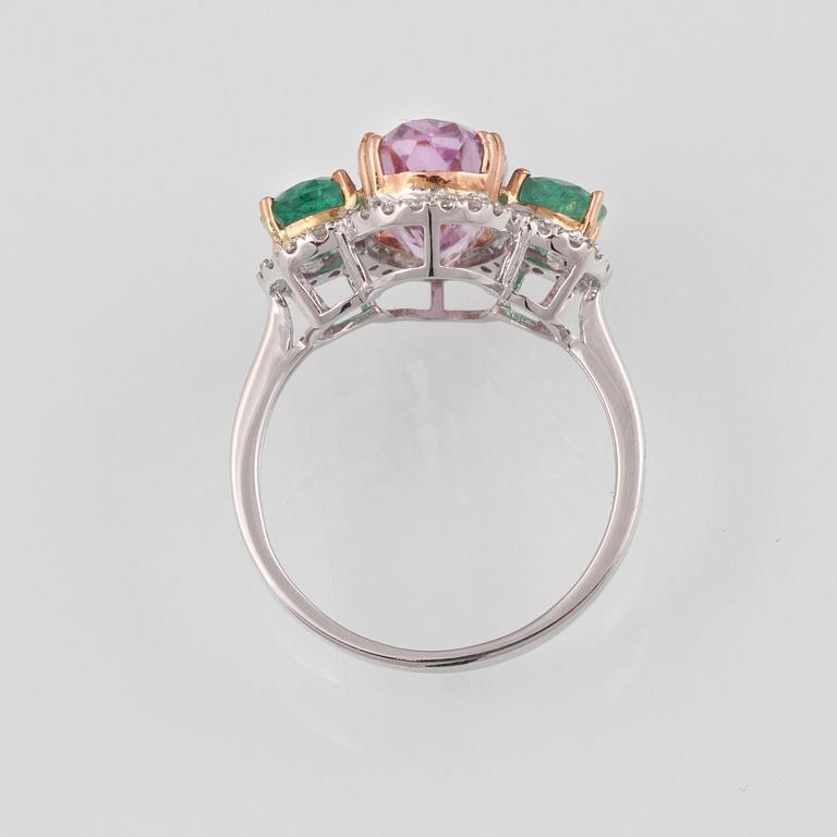 RING, 18K vitguld med kunzit ca 5.36 ct, 2 smaragder ca 1.43 samt briljantslipade diamanter ca 0.24 ct. Vikt 5,0 gram.