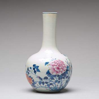 A famille rose vase, Qing dynasty with seal mark.