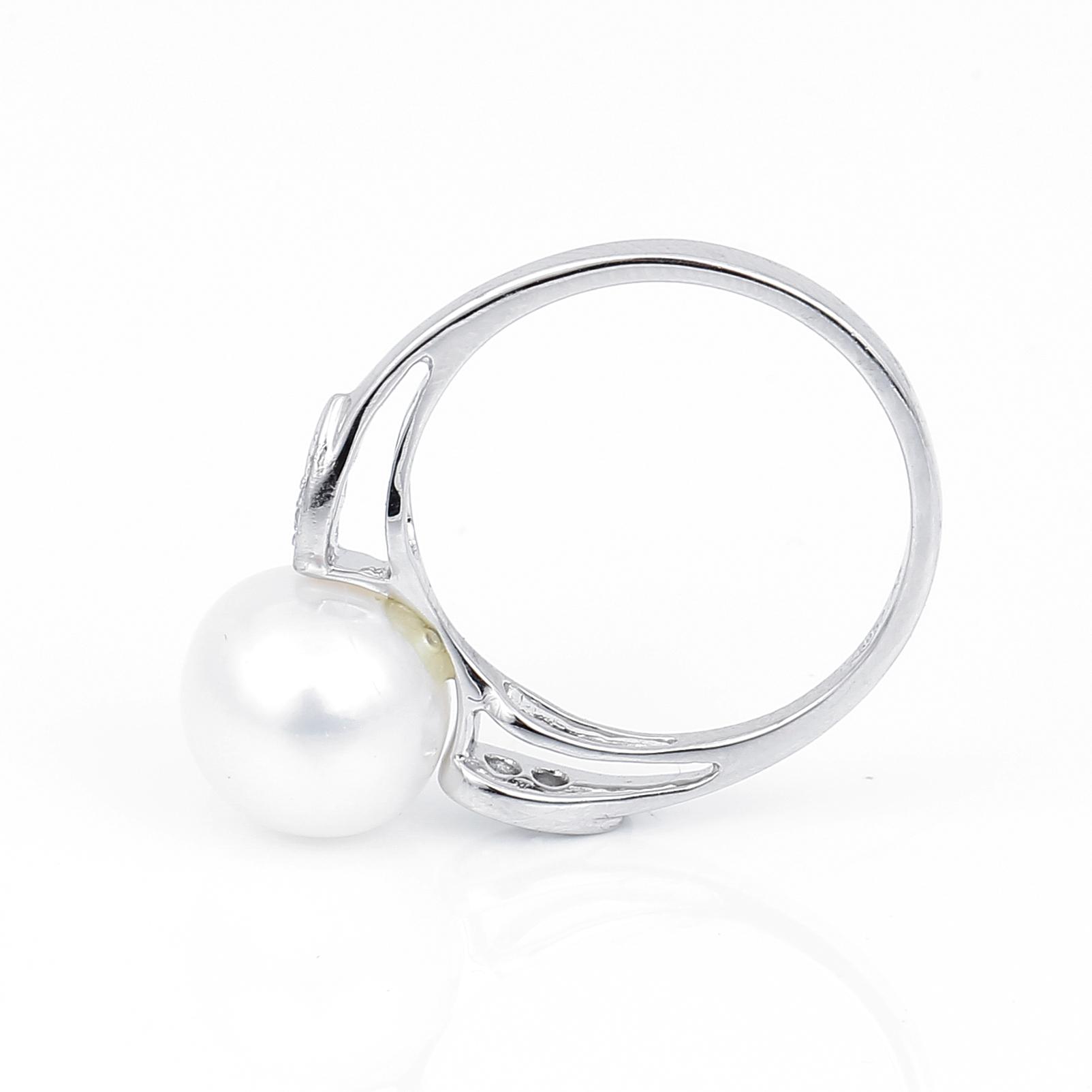 RING, 14K vitguld, med odlade pärla och små briljantslipade diamanter. Vikt ca 3,43 g.
