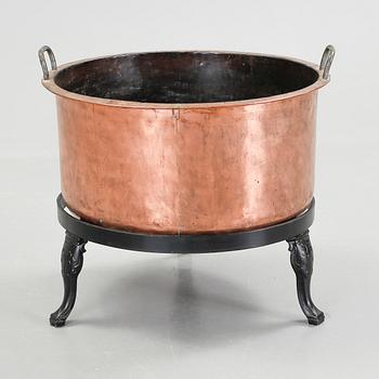 KITTEL PÅ STÄLLNING, koppar, omkring 1900.