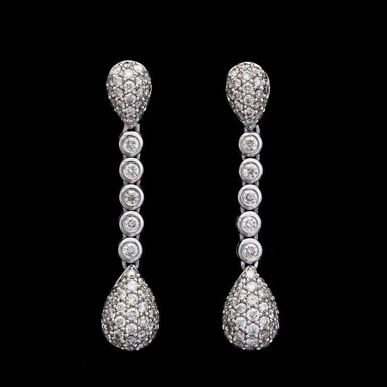 A pair of brilliant cut earrings, tot. app. 1.64 cts.