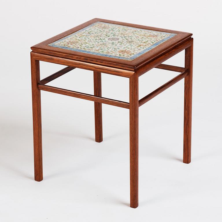 A Chinese porcelain placque mounted as a table, late Qing dynasty.