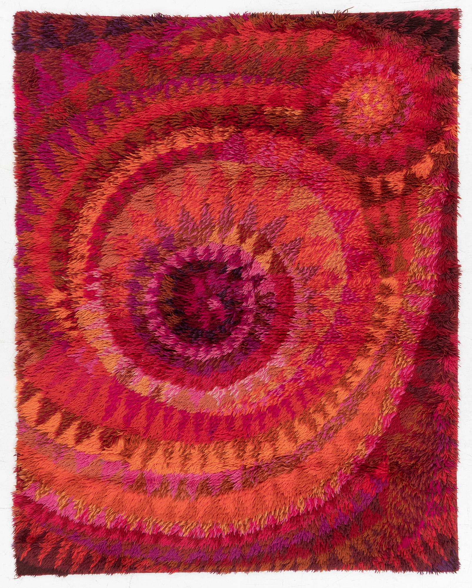 Marjatta Metsovaara, ryamatta, "Simpukka", röd, ca. 170 x 135.