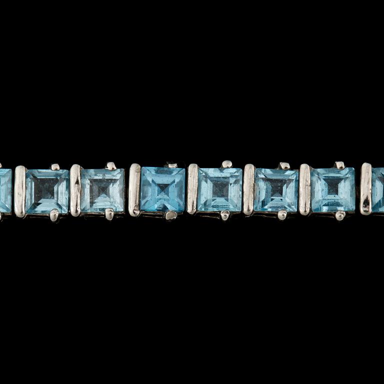ARMBAND, silver samt 31 prinsesslipade topaser. Vikt ca 18,9 gram.