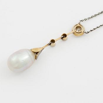 Collier 18K guld och silver med en pärla samt gammalslipade diamanter.