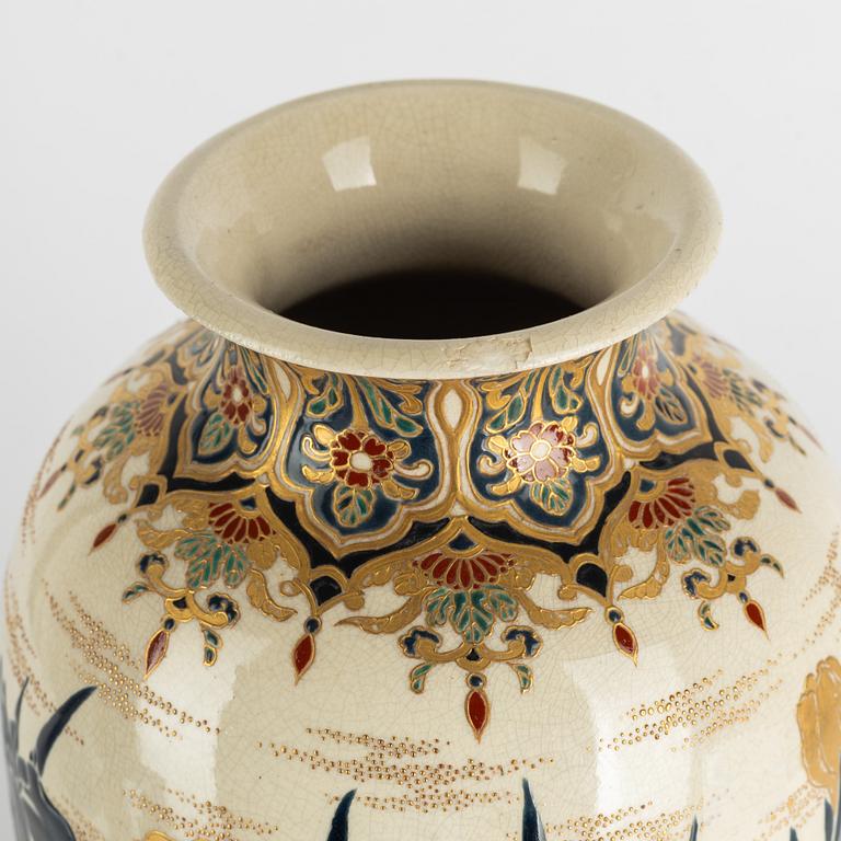 A Japanese satsuma ware vase, Meiji (18681912). Bukowskis