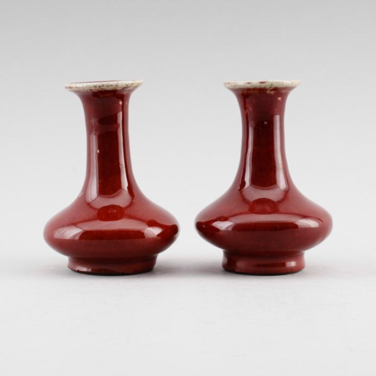 VASER, 1 par, porslin, sang-de-bouef, Kina, 1900-tal.