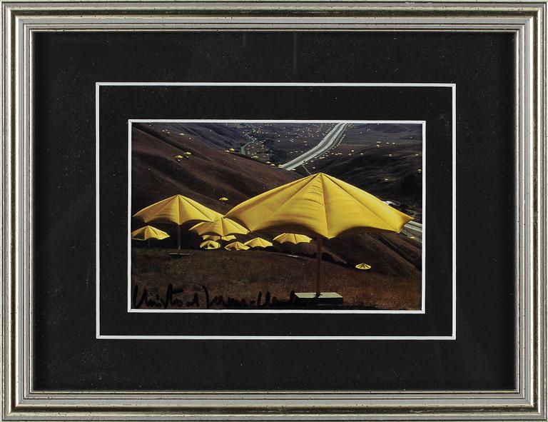 CHRISTO, 2 st affischkort, signerade. "The umbrellas" samt "Surrounded Islands".