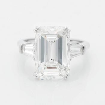Ring platina med en smaragdslipad diamant.