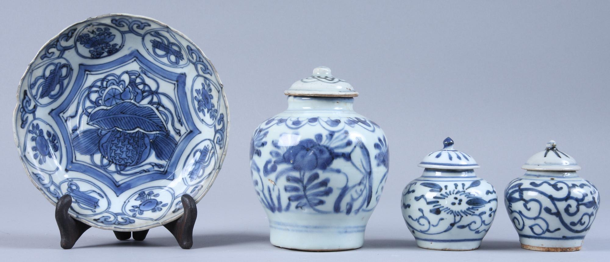 SKÅLFAT samt LOCKURNOR 3 st, porslin, Kina, Ming, 1600-tal.