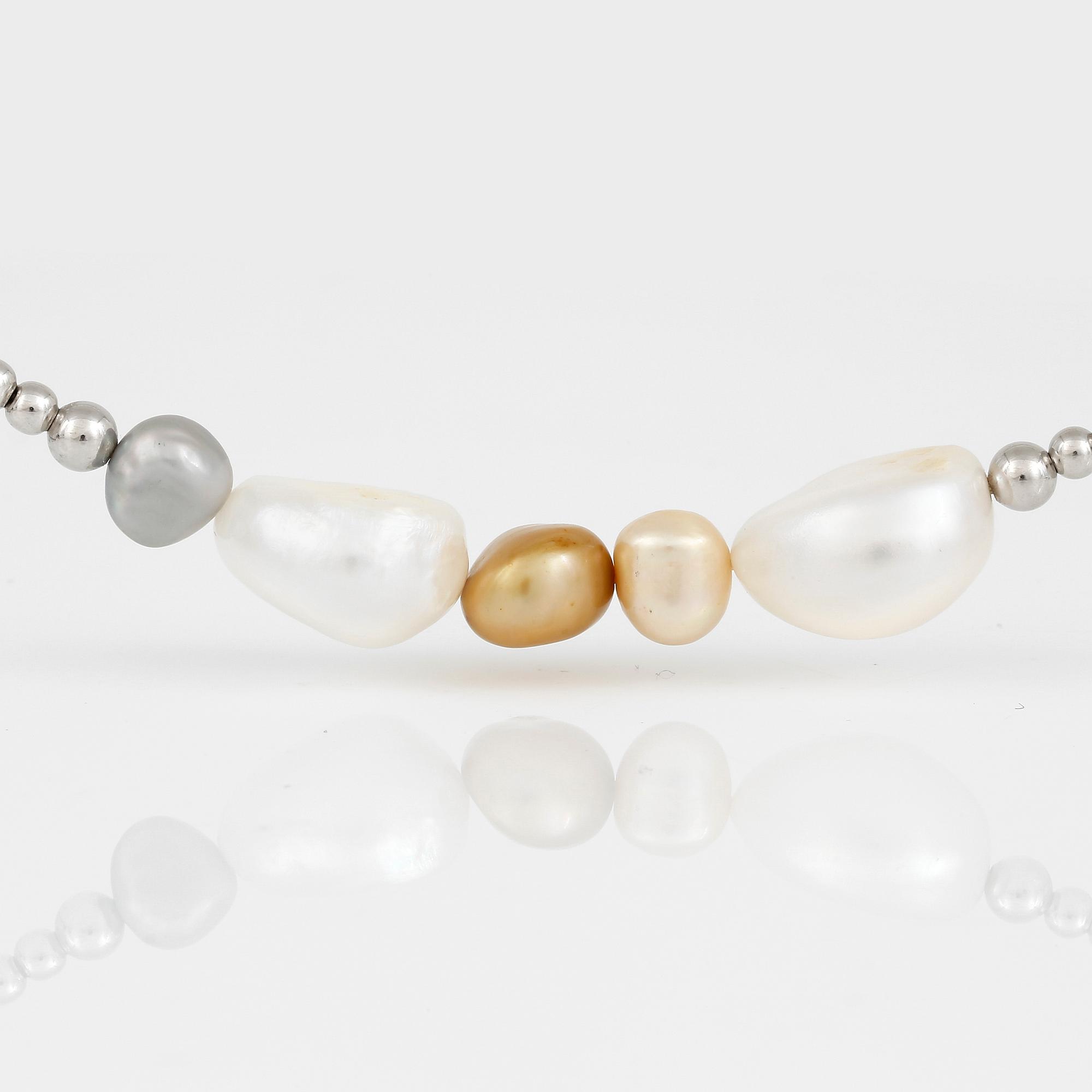 HALSBAND, med olika färgade odlade sötvattenspärlor och låset i silver, Italien, nytillverkad.
