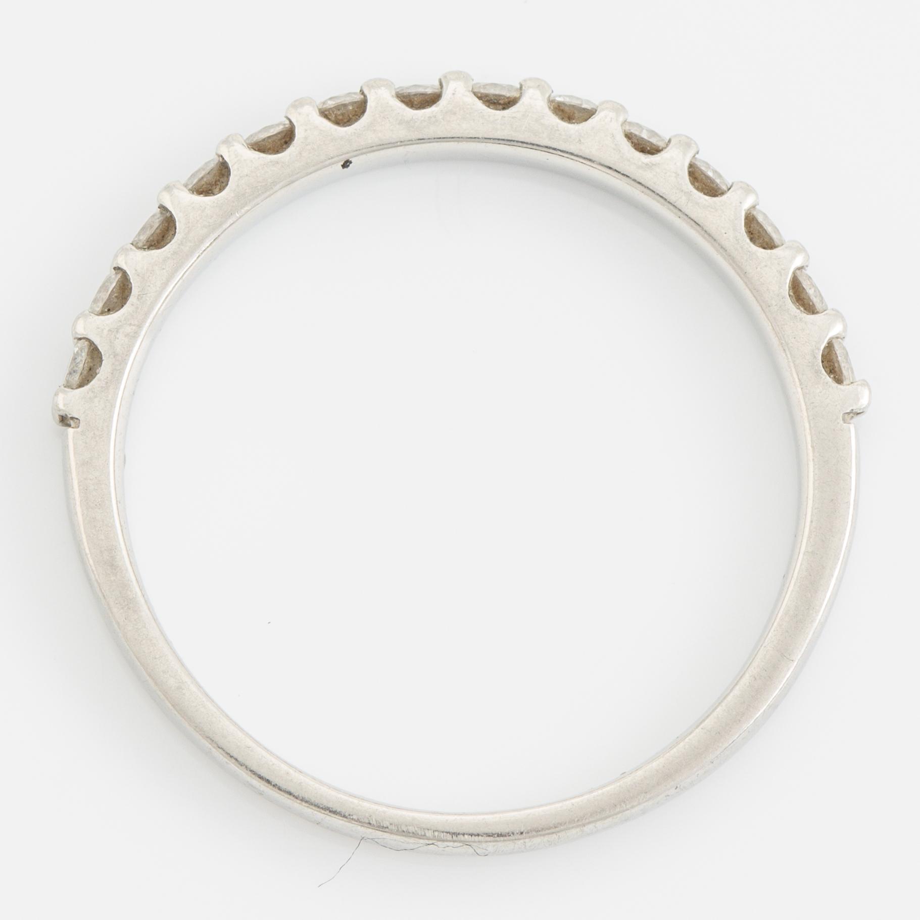 Vanbruun, ring, halvallians, platina med briljantslipade diamanter.