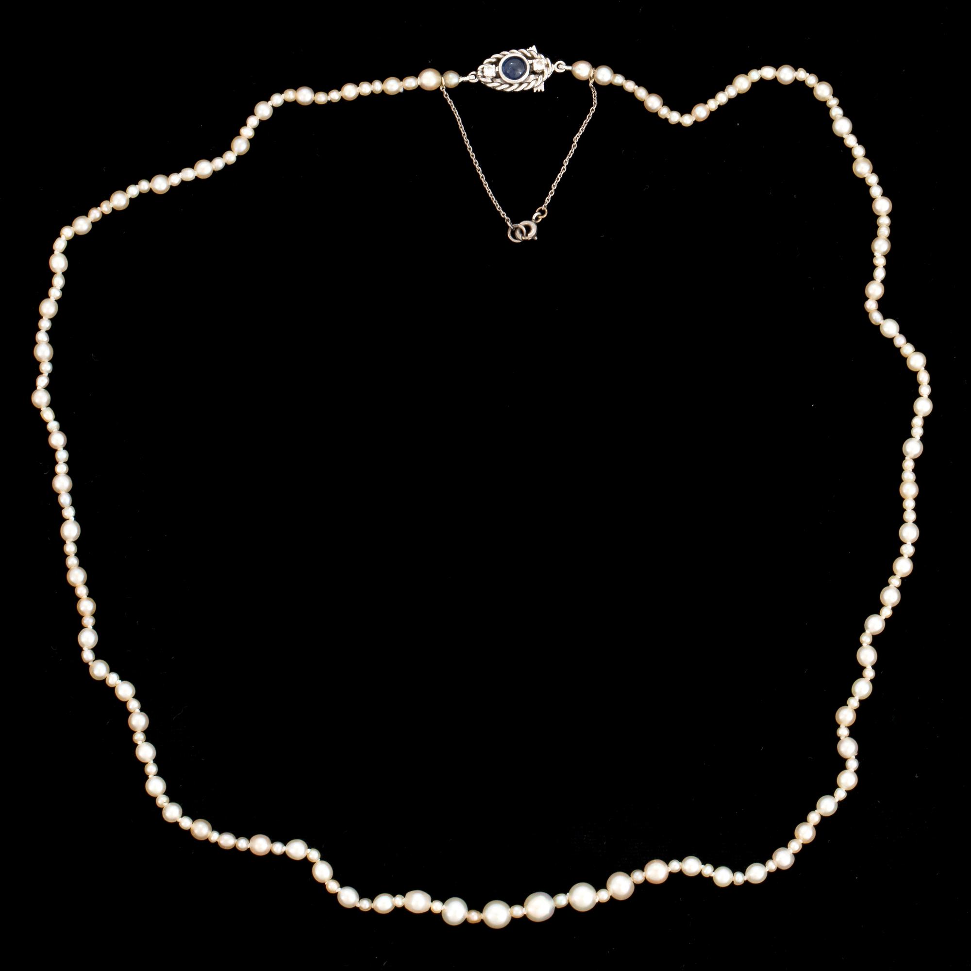 PÄRLCOLLIER. Lås 18K vitguld WA Bolin Stockholm 1964, med cabochonslipad safir och briljanter.