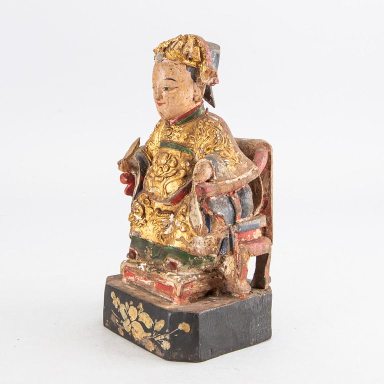 A seated wooden figure of an official, Qing dynasty, 19th Century.