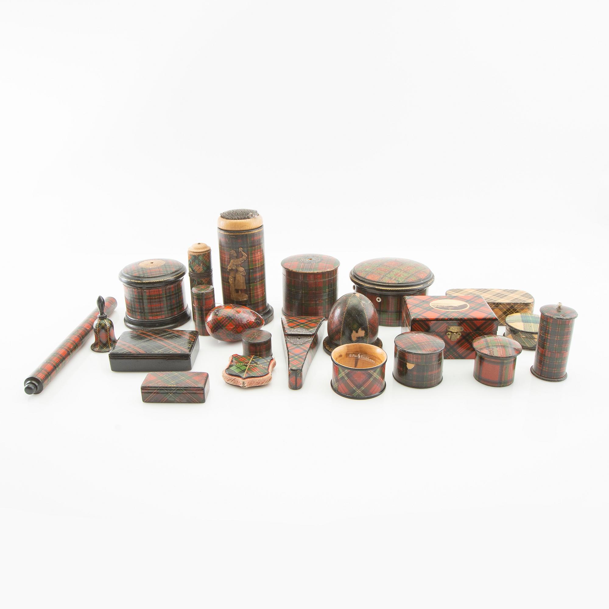 En samling  askar fodral mm i Tartanware 1900-talets första hälft ca 39 dlr.