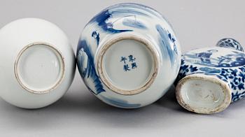 VASER, tre stycken, porslin. Kina, 1900-tal.