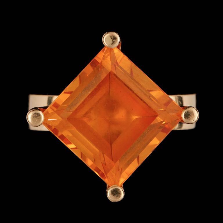 RING, 18k guld med syntetisk eldopal, Goldschmied Eyyub, Tyskland, 2000-tal. Totalvikt 11,4g.