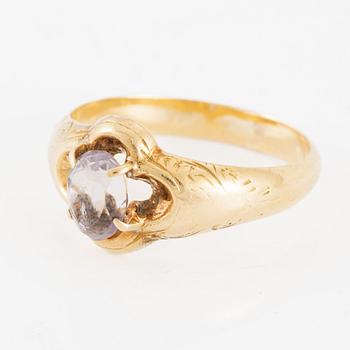 Ring 18K guld med en syntetisk sten.