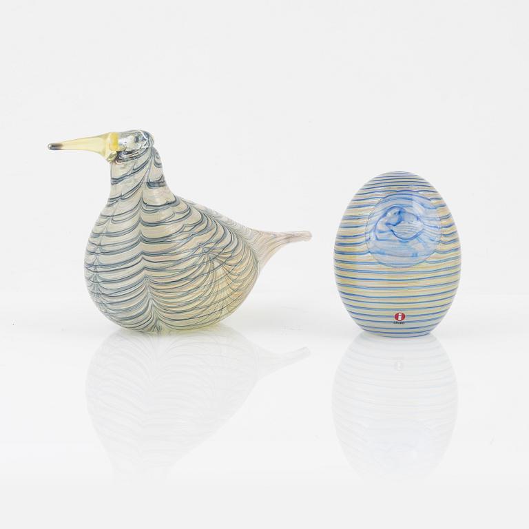 Oiva Toikka, an annual glass bird with its egg, year 2007, both signed O. Toikka Nuutajärvi, the egg numbered 292/750.