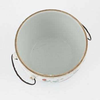 A porcelain bowl, China, 19th century.