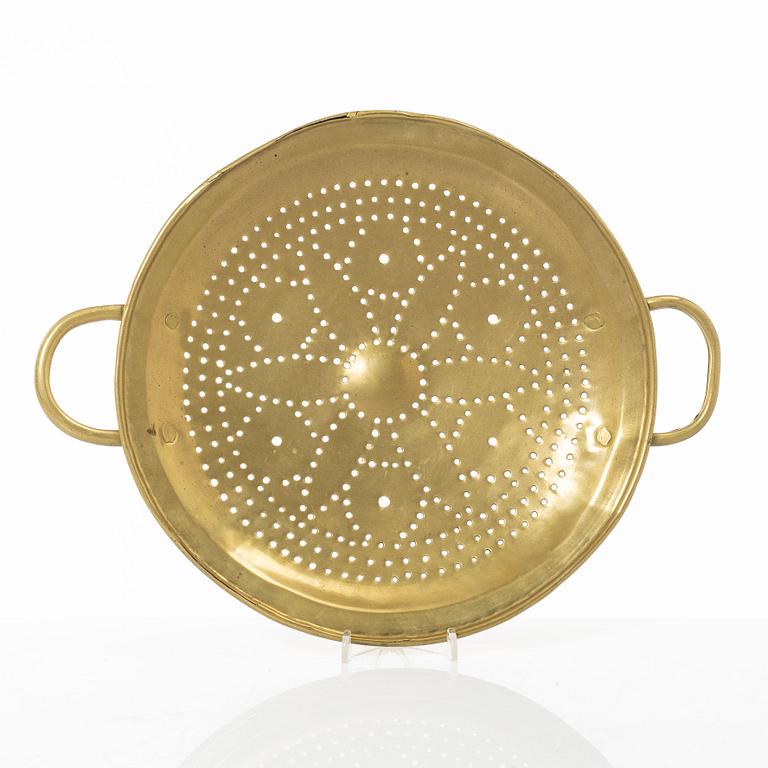 A brass colander, 18th / 19th century.
