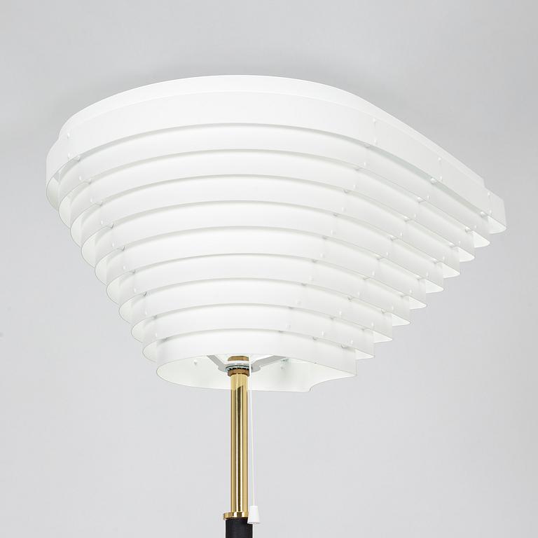 Alvar Aalto, golvlampa A 805 "Änglavinge", Artek, 2000-tal.