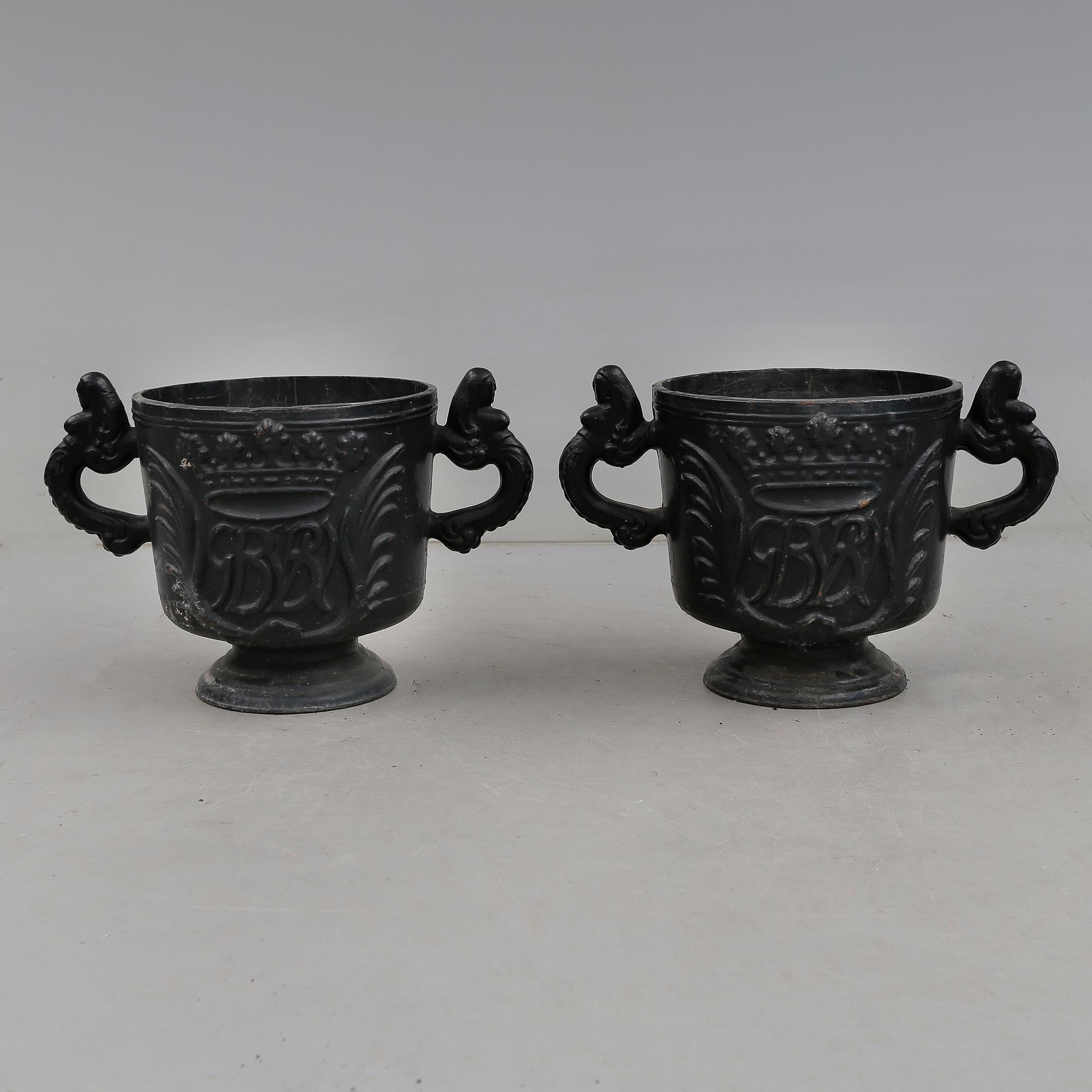 TRÄDGÅRDSURNOR, 1 par, gjutjärn, Stafsjö Bruk, 1900-talets första hälft.