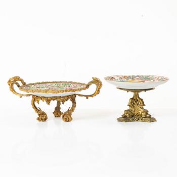 A pair of Chinese Export Canton dishes/tazzas, Qing dynasty, 19th century.