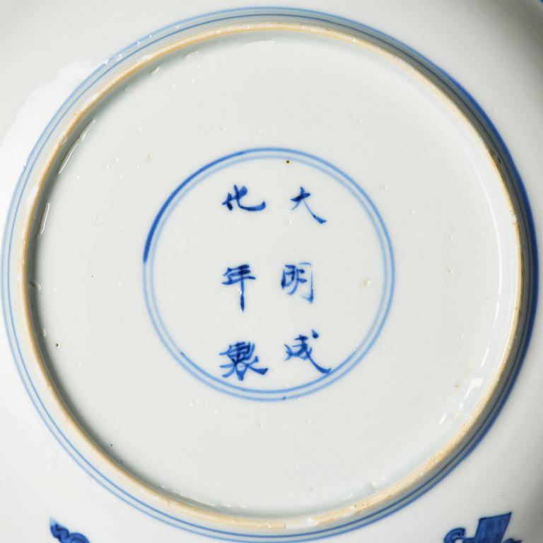 A blue and white dish, Qing dynasty, Kangxi (1662-1722).