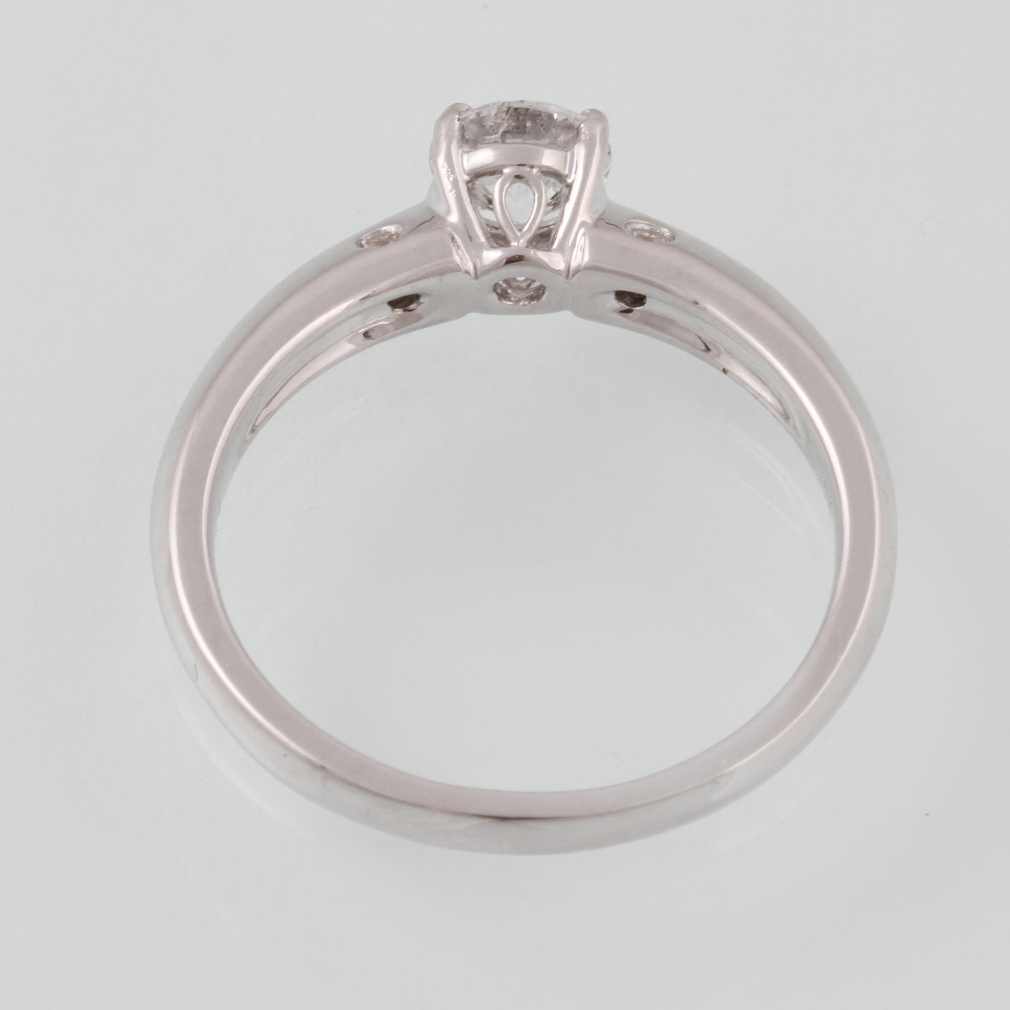 RING, 18K vitguld med briljantslipad diamant ca 0.52 ct. Vikt 3,2 gram.