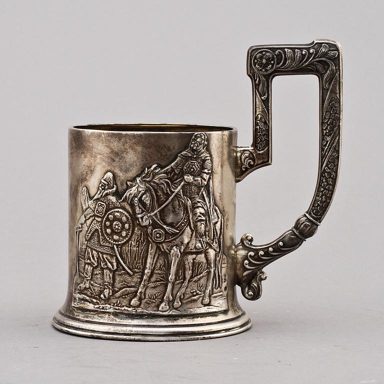 MUGG samt DOSOR, 2 st, silver, Ryssland bl. a. Moskva 1891. Tot. v. 374 g.