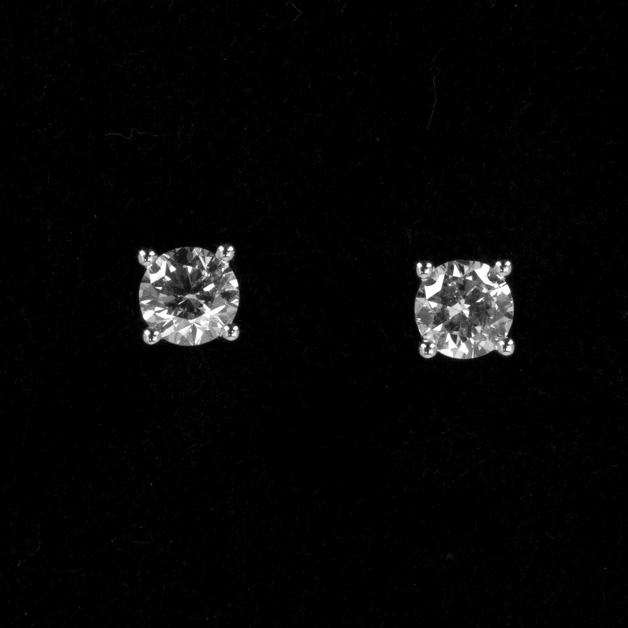 ÖRHÄNGEN, vitguld 18K, 1,23 ct briljantslipade diamanter ca K/si. Vikt 2 g.