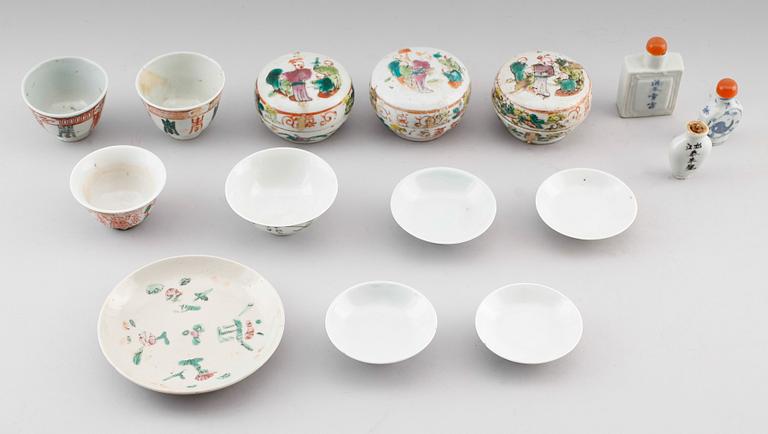 SAMLING PORSLINSFÖREMÅL, 15 delar, Kina, 1800-/1900-tal.