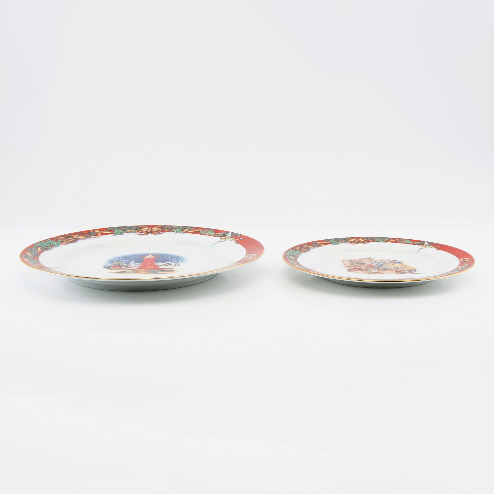 Stefan Lindahl service 46 pcs "Disney" for Fyrklövern late 20th century porcelain.