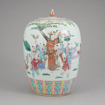 URNA MED LOCK, porslin, Kina, 1900-talets början.