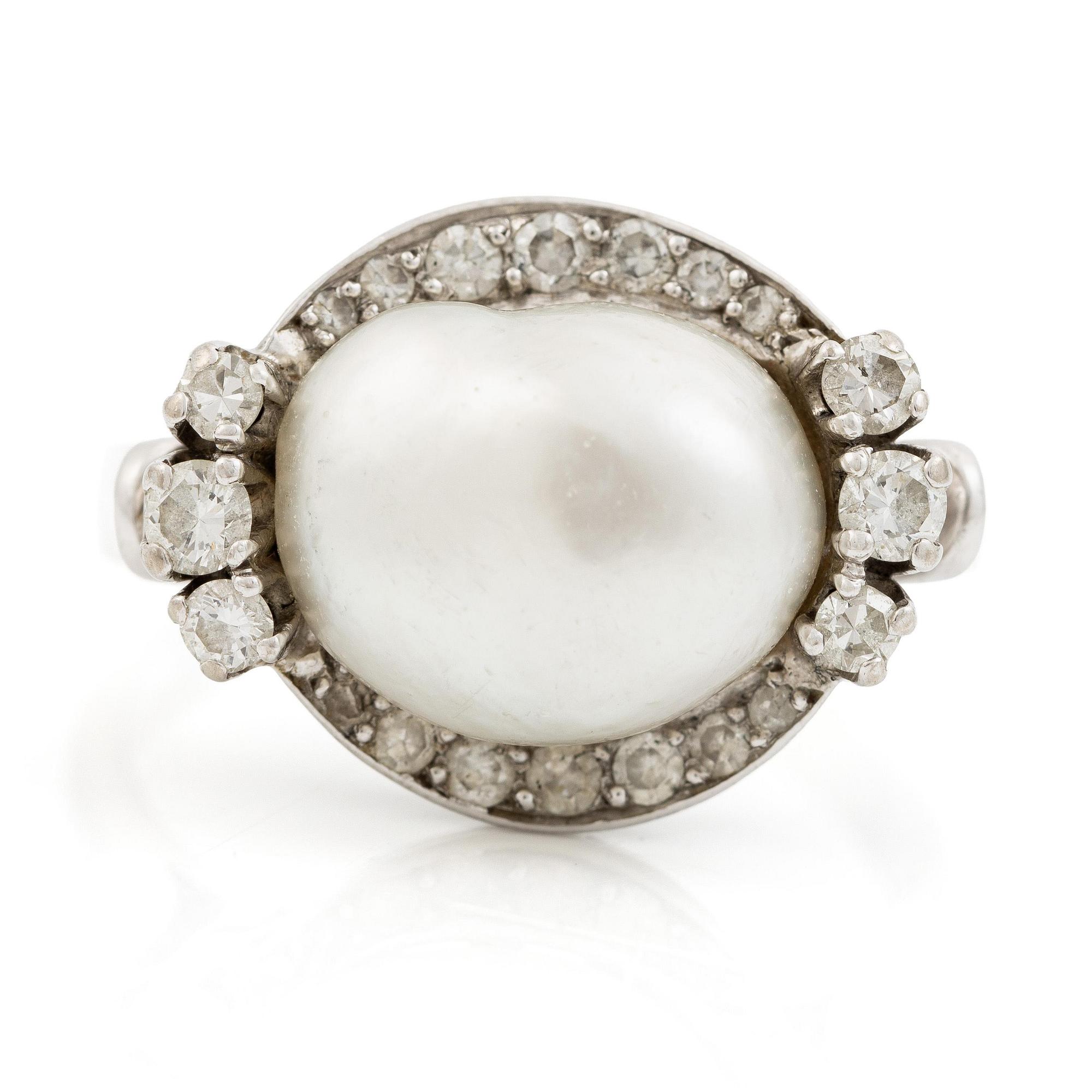 Ring 18K vitguld med pärla och runda briljantslipade diamanter.