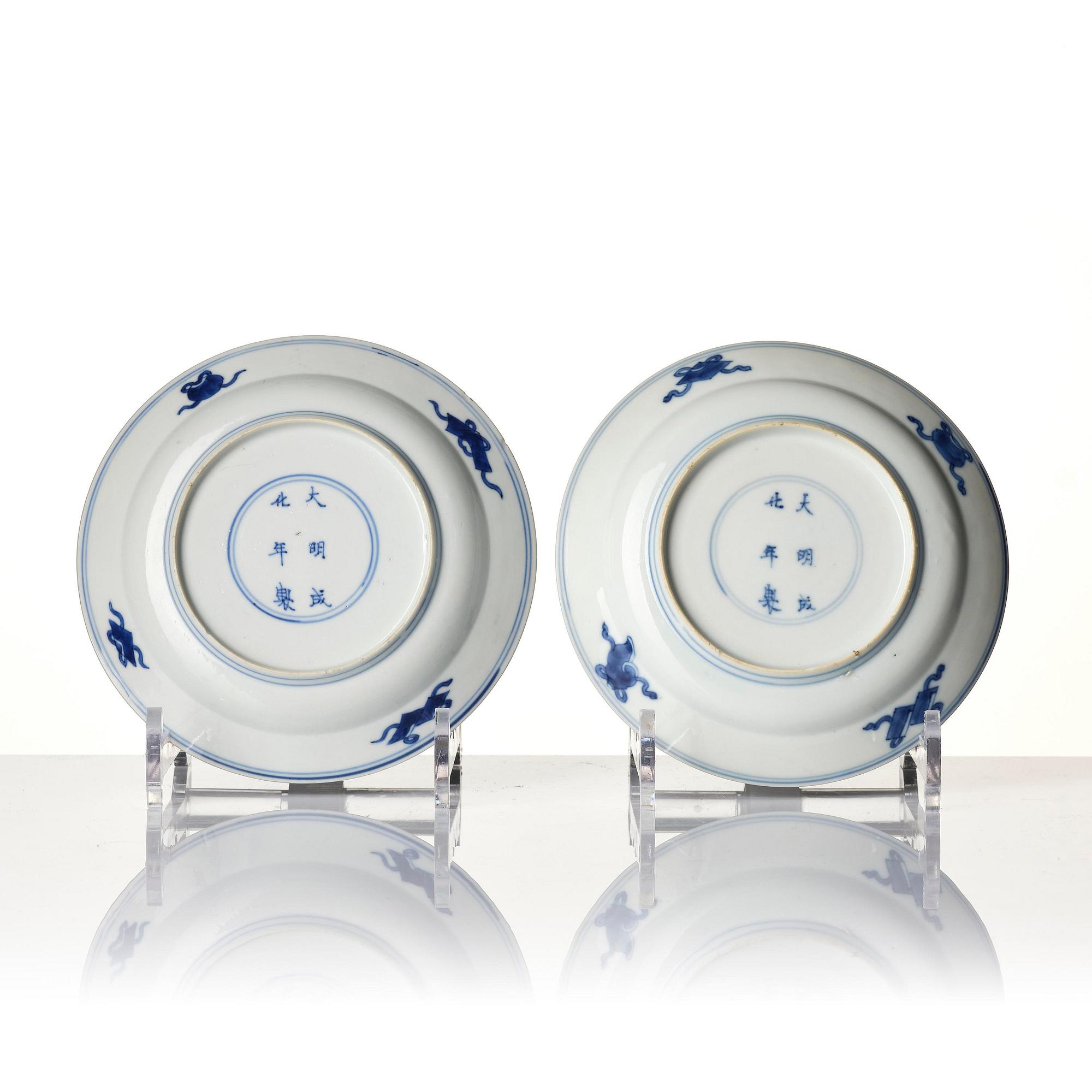 A pair of blue and white 'dragon' dishes, Qing dynasty, Kangxi (1662-1722).