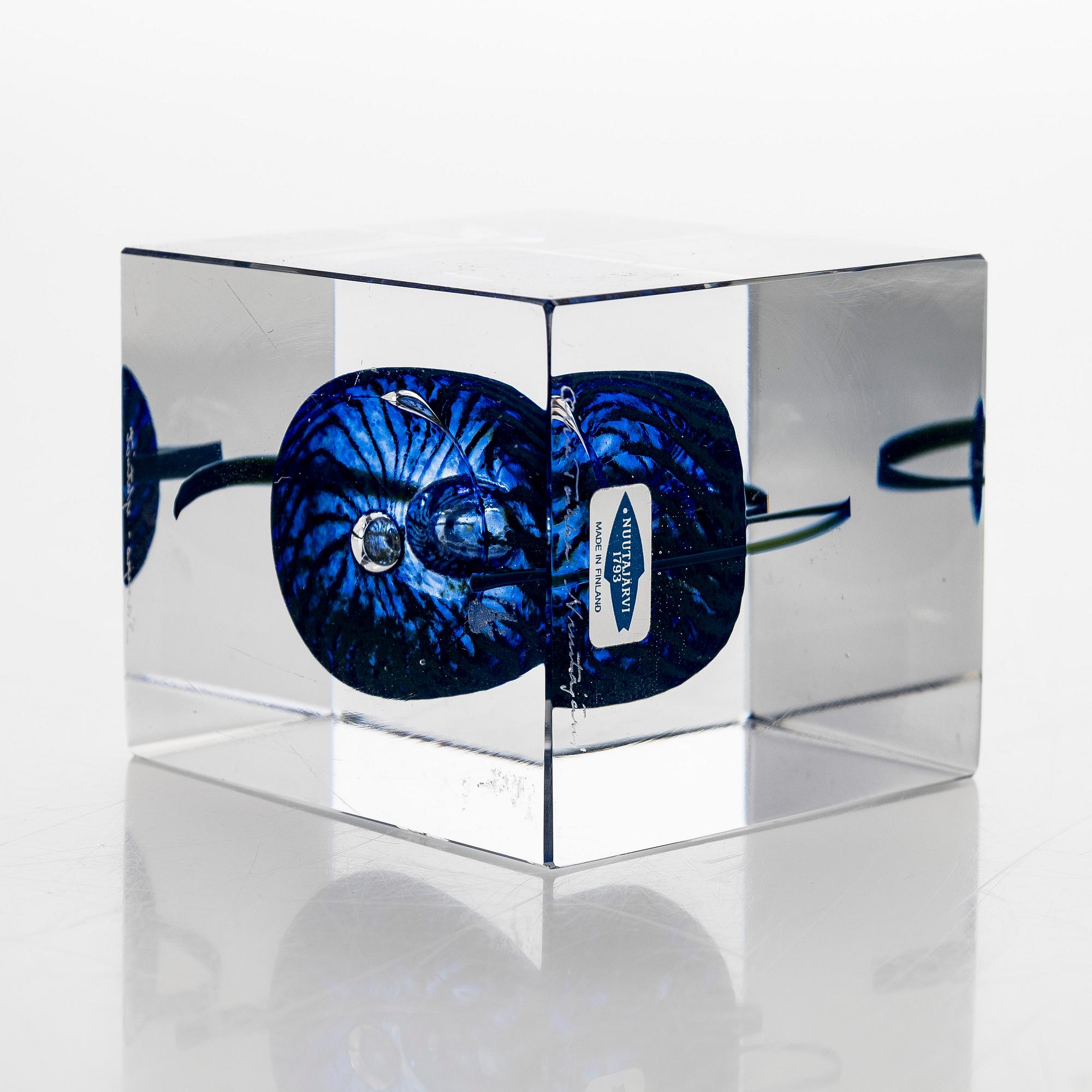 Oiva Toikka, a glass cube, signed Oiva Toikka, Nuutajärvi, Sampo-yhtiöt.
