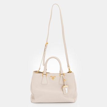 Prada, a 'Vitello Daino Tote' bag.