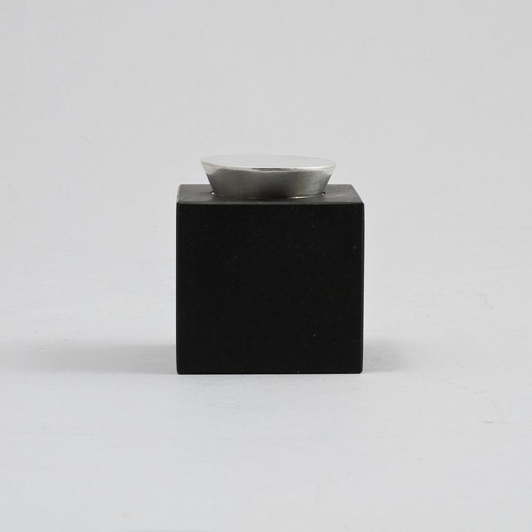 BLÄCKHORN, svart granit med sterling silver lock och original teckning av Bo Klevert.