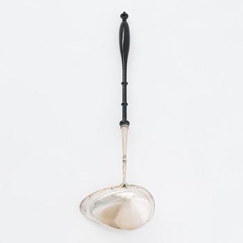 Wilhelm Fahlström, soppslev, silver, Helsingfors 1818-28 och Hjalmar Fagerroos' sockerskål, silver, Helsingfors 1909.