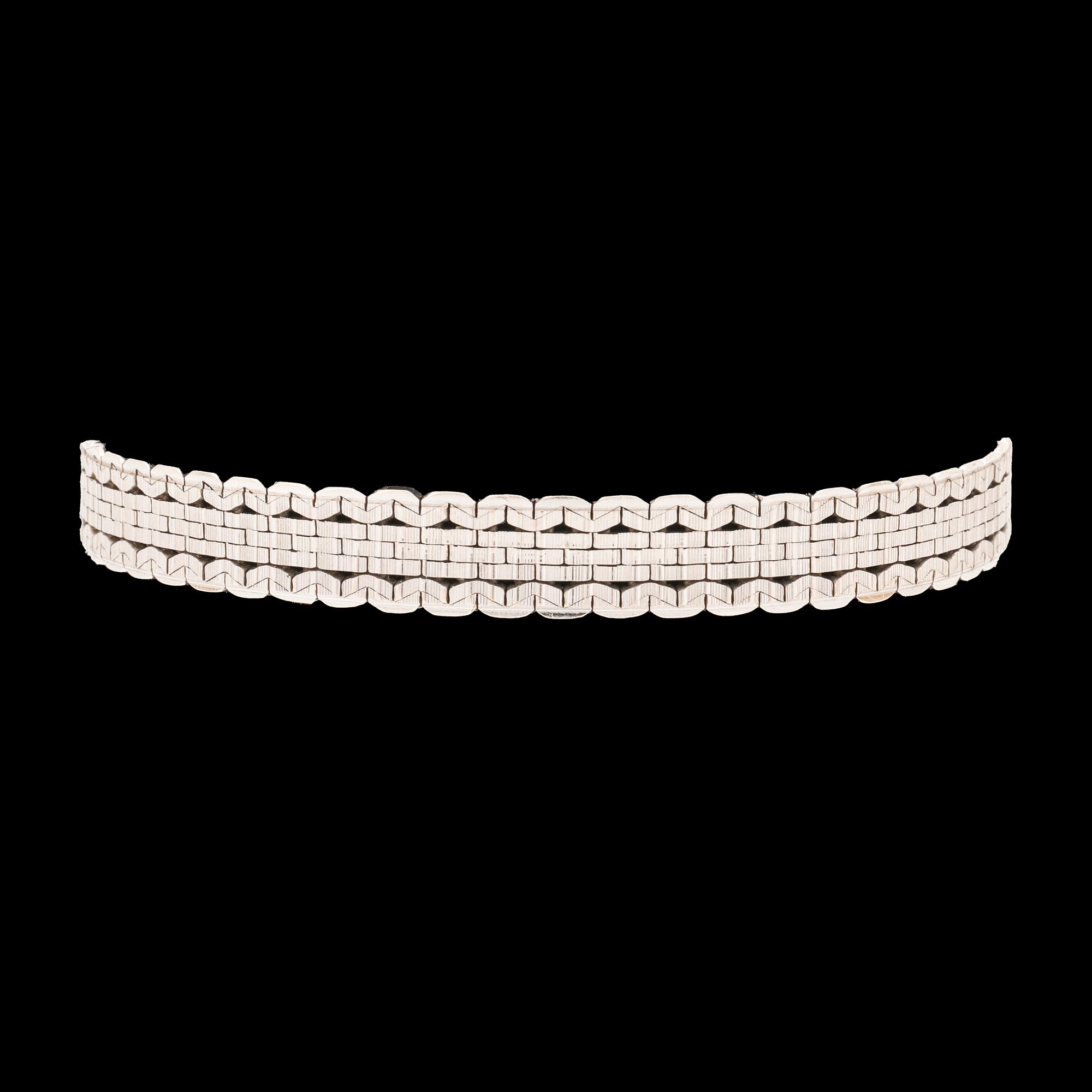 An 18K white gold bracelet.