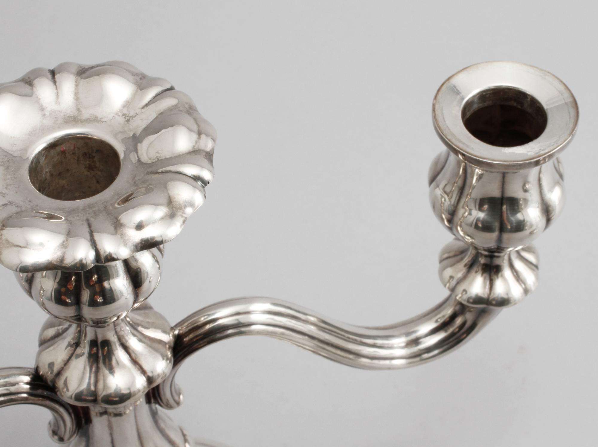 KANDELABRAR, ett par, silver, rokokostil, svenska importstämplar, 1900-talets mitt, total vikt 1164 gram.